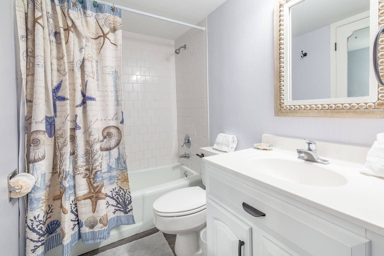 Full bath in Destin condo in Holiday Surf & Racquet Club