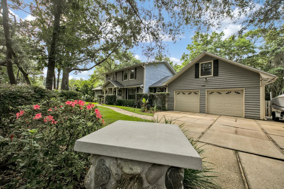 Large driveway at Niceville home