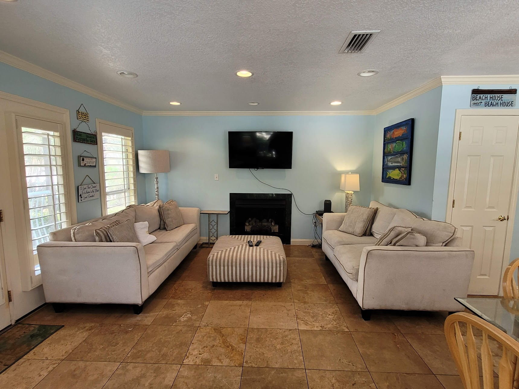 Living area in Miramar Beach home in Windancer Cottages