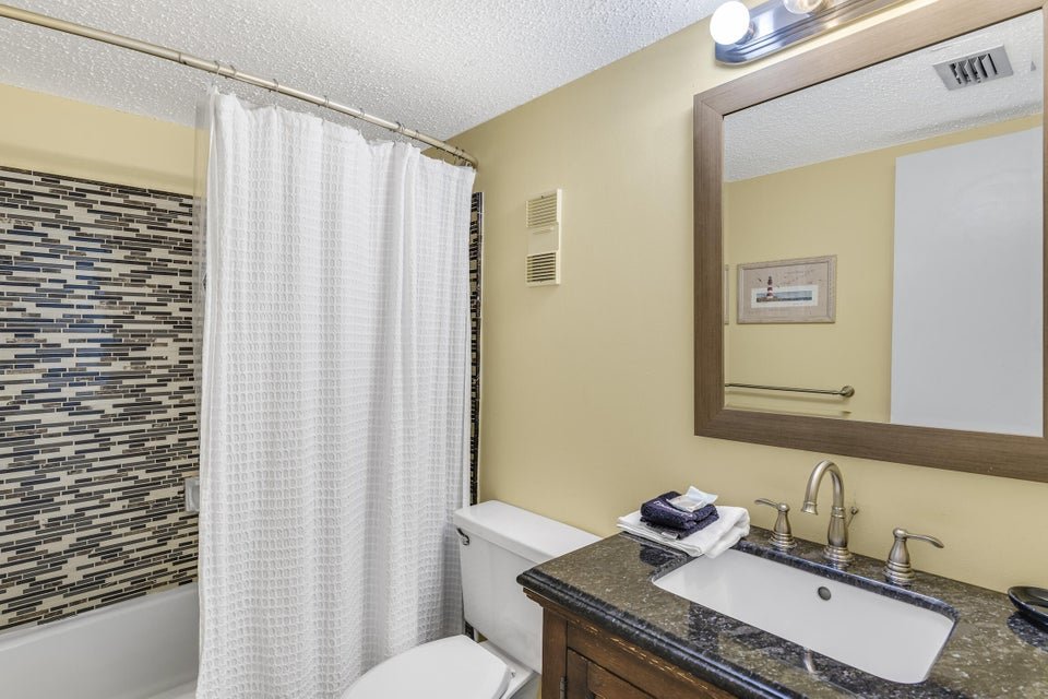 2nd full bath in Islander condo in Destin, Florida