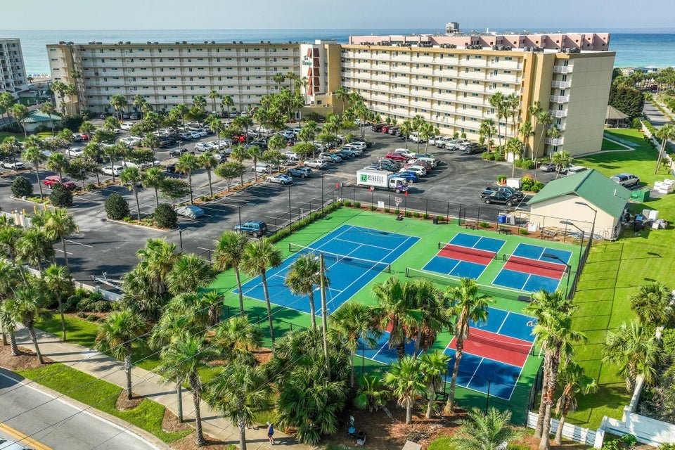 Tennis & Pickle Ball Courts at Islander condo in Destin, Florida