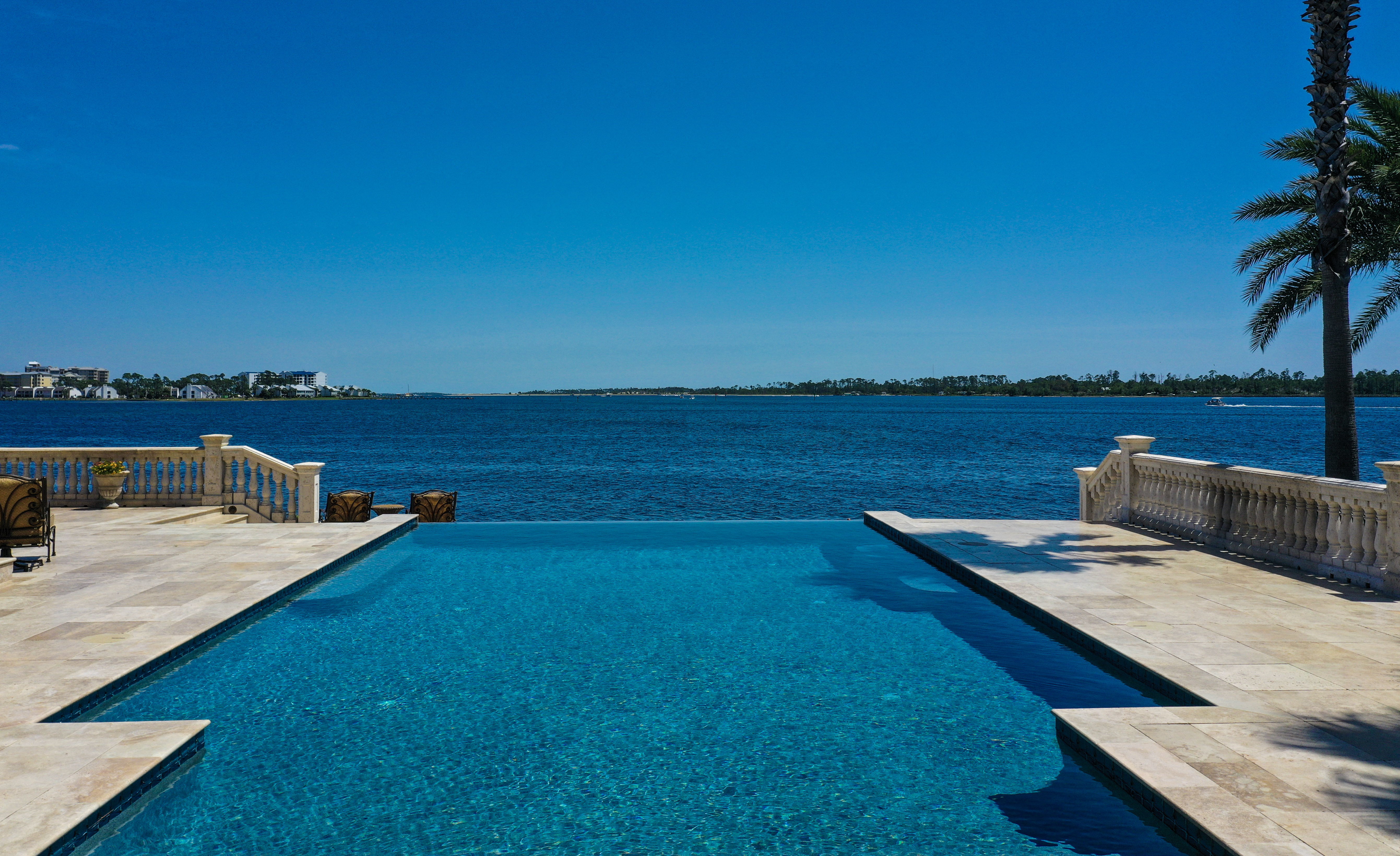 Destin bayfront home with pool